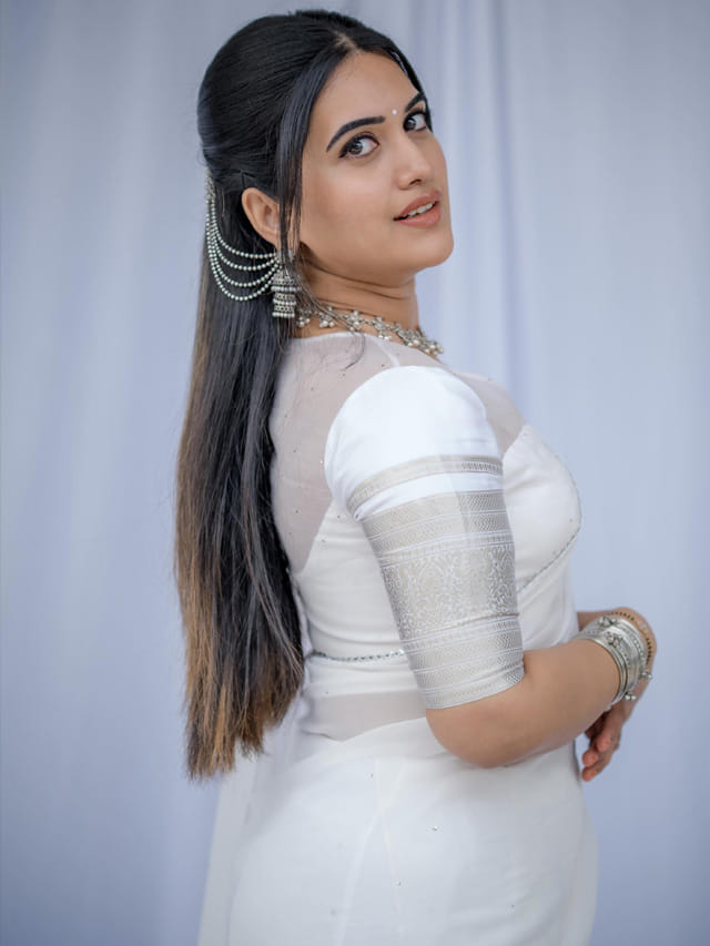 గుండెల్లో గుబులు రేపుతున్న స్రవంతి చొక్కారపు.. అమ్మమ్మో ఎంత అందం