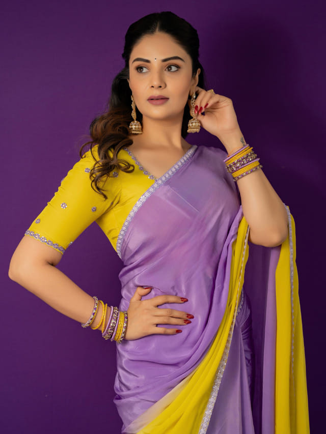 కలర్ ఫుల్ చిలక.. చీరకట్టులో శ్రీముఖి సోయగం సూపర్