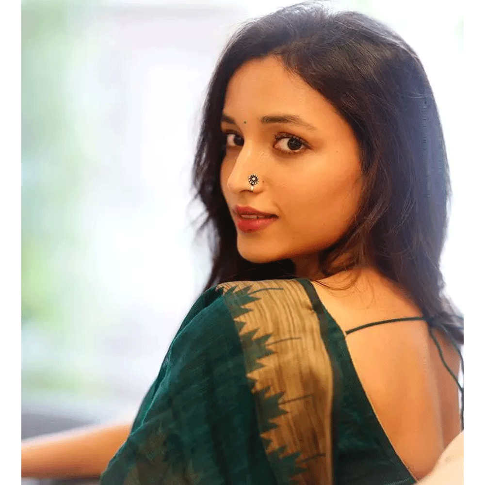 శ్రీనిధి శెట్టి జొన్నలగడ్డ హీరోగా నటించిన ‘తెలుసు కదా’ సినిమాతోనూ ప్రేక్షకులను పలకరించింది. నీరజ కోన దర్శకత్వం వహించిన ఈ చిత్రం పర్లేదనిపించుకుంది. ఈ చిత్రం తర్వాత శ్రీనిధి చేతి నిండా సినిమాలతో దూసుకుపోతుంది. తెలుగులో వరుస అవకాశాలు అందుకుంటూ తన మార్కెట్ను విస్తరించుకోవాలని ఈ బ్యూటీ భావిస్తున్నట్లు తెలుస్తోంది.