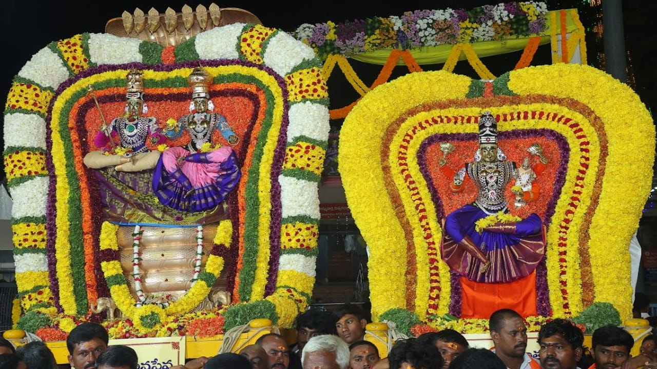 శ్రీశైలంలో దసరా మహోత్సవం.. స్కందమాత అలంకారంలో భ్రమరాంబికాదేవి దర్శనం!