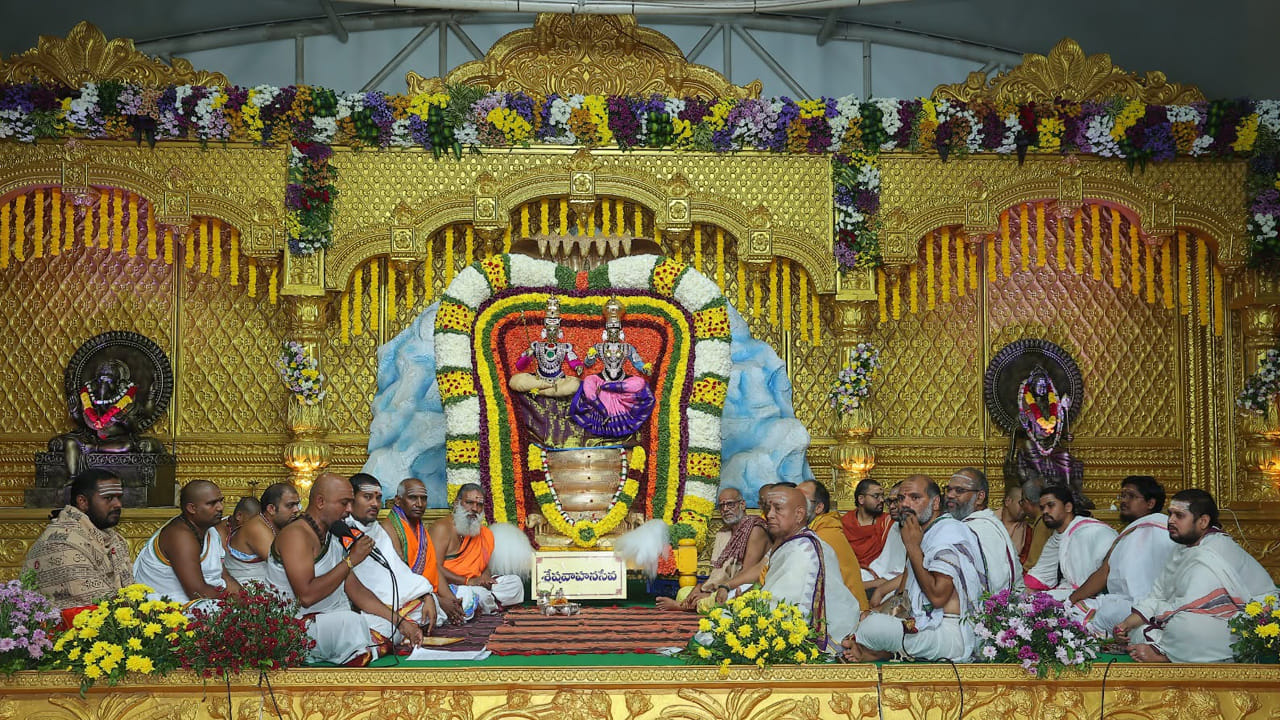 ముందుగా అమ్మవారి ఆలయ ప్రాంగణంలో ఏర్పాటు చేసిన ప్రత్యేక వేదికపై స్కందమాత అలంకారంలో ఉన్న అమ్మవారికి పలురకాల పూలతో అలంకరించి.. బిల్వాదళాలతో శాస్త్రోక్తంగా అర్చకులు వేదపండితులు వేదమంత్రాలతో మంగళవాయిద్యాల నడుమ సుగంధ ద్రవ్యాలతో ధూపదీప నైవేద్యాలతో పూజించి మంగళ హారతులిచ్చారు. 
