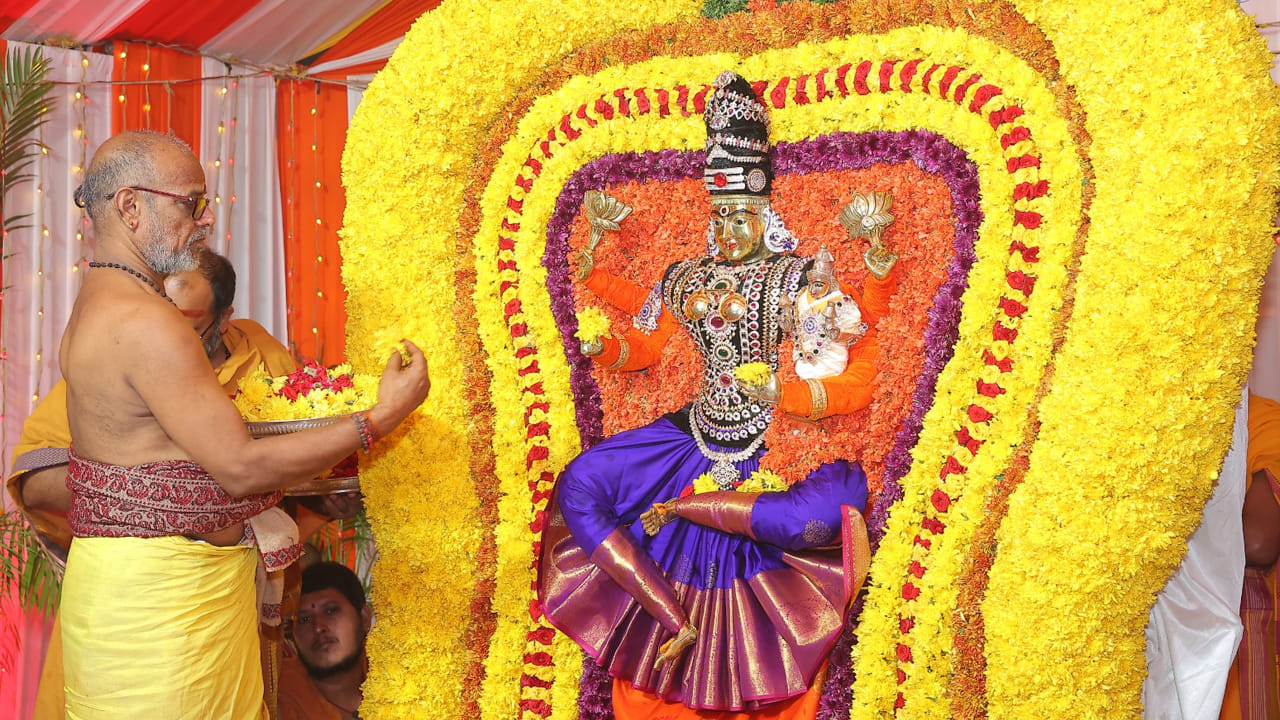 శ్రీ భ్రమరాంబికాదేవి స్కందమాత అలంకారంలో అలానే మల్లికార్జునస్వామి అమ్మవారు శేష వాహనంపై ఆశీనులను చేసి ప్రత్యేక పూజలు చేసి కర్పూరహారతులిచ్చరు.