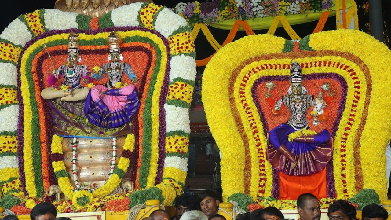 అనంతరం వైభవంగా గ్రామోత్సవానికి బయలుదేరగా ఉత్సవమూర్తుల ముందు నాదస్వరం,కేరళ చండీ మేళం, కొమ్ము కోయ నృత్యం,కోలాటం,  రాజభటుల వేషాలు,వివిద రకాల విన్యాసాలు భక్తులను ఎంతగానో ఆకట్టుకున్నాయి. 
