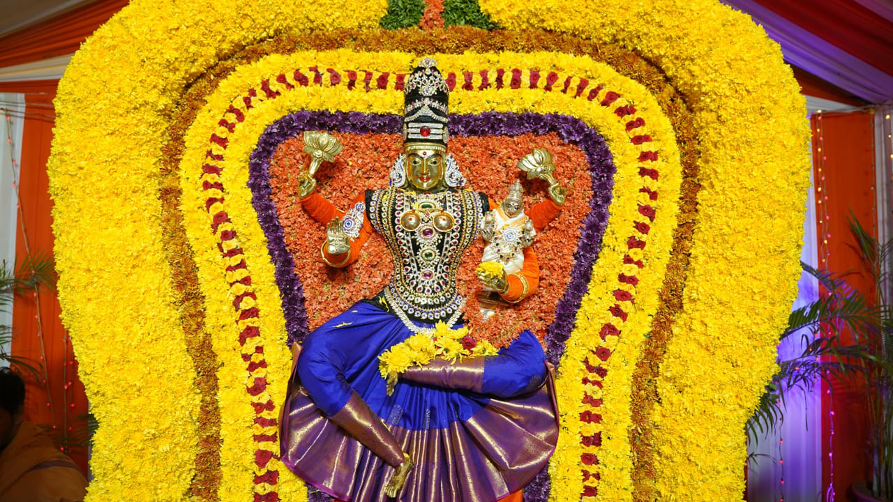 ఆలయం లోపలి నుంచి బాజా బజంత్రీలు బ్యాండ్ వాయిద్యాల నడుమ‌ శ్రీస్వామి అమ్మవార్లు గ్రామోత్సవంగా విహారించగా.. కదలివస్తున్న స్వామి అమ్మవారిని భక్తులు దర్శించుకుని‌ కర్పూర నీరాజనాలర్పించారు. ఈ కార్యక్రమంలో ట్రస్ట్ బోర్డ్ సభ్యులు,అధికారులు పాల్గొన్నారు.
