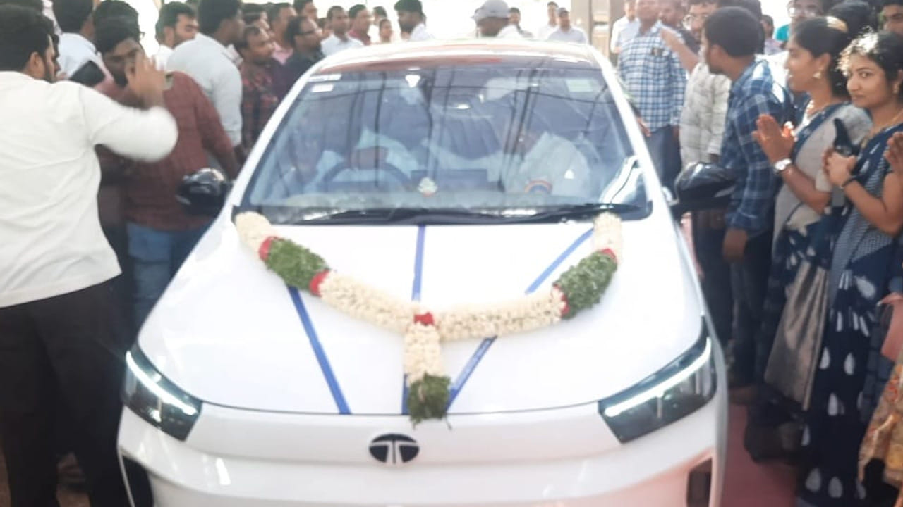 పూర్వ విద్యార్థుల కరతాళ ధ్వనుల మధ్య మహేశ్వర్ రెడ్డిని కొత్త కారులో ఇంటికి సాగనంపారు. గురువు-శిష్యుల అనుబంధానికి ఈ ఘటన నిదర్శనంగా నిలిచింది. తమకు విద్యతో పాటు జీవితంలో ముందుకు సాగేందుకు మార్గనిర్దేశం చేసిన గురువుకు పూర్వ విద్యార్థులు ఈ కానుక అందించి అందరి ప్రశంసలు పొందారు.