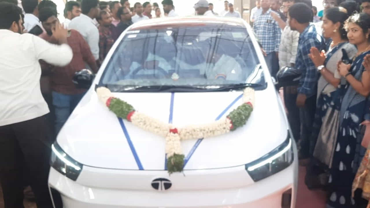 పూర్వ విద్యార్థుల కరతాళ ధ్వనుల మధ్య మహేశ్వర్ రెడ్డిని కొత్త కారులో ఇంటికి సాగనంపారు. గురువు-శిష్యుల అనుబంధానికి ఈ ఘటన నిదర్శనంగా నిలిచింది. తమకు విద్యతో పాటు జీవితంలో ముందుకు సాగేందుకు మార్గనిర్దేశం చేసిన గురువుకు పూర్వ విద్యార్థులు ఈ కానుక అందించి అందరి ప్రశంసలు పొందారు.