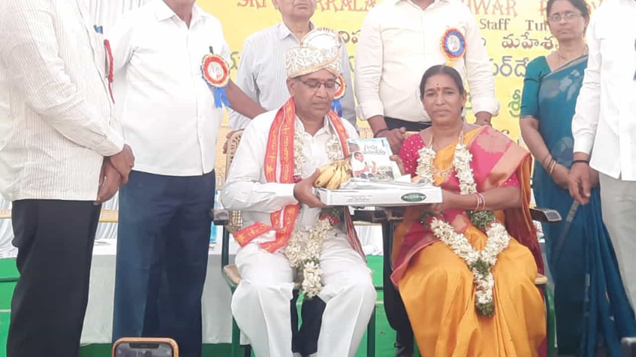 తమకు విద్యాబుద్ధులు నేర్పిన గురువుపై పూర్వ విద్యార్థులు వినూత్న రీతిలో గురుభక్తిని చాటుకున్నారు. పదేళ్లపాటు తమకు ఇంగ్లీష్ పాఠాలు బోధించిన లెక్చరర్ పదవీ విరమణ సందర్భంగా పూర్వ విద్యార్థులంతా కలిసి ఆయనకు టాటా ఎలక్ట్రిక్ కారును బహుమతిగా అందించి తమ అభిమానాన్ని చాటుకున్నారు.