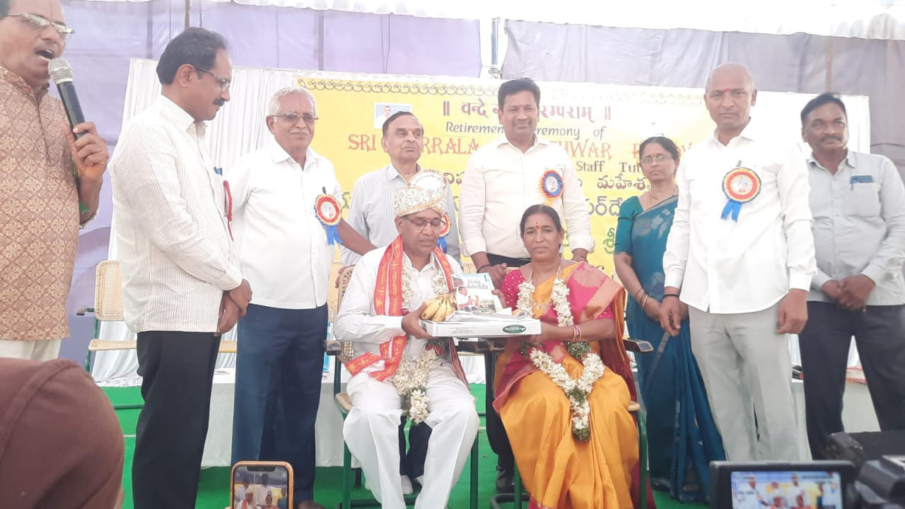 కరీంనగర్లోని ప్రభుత్వ జిల్లా విద్యా శిక్షణ సంస్థ (DIET)లో ఇంగ్లీష్ లెక్చరర్గా పనిచేసిన గుర్రం మహేశ్వర్ రెడ్డి పదవీ విరమణ పొందారు. 2014 నుంచి 2024 వరకు ఆయన వద్ద విద్యాభ్యాసం చేసిన పూర్వ విద్యార్థులు ఈ సందర్భంగా ప్రత్యేకంగా సమావేశమయ్యారు. తమ జీవితాల్లో గురువు అందించిన మార్గదర్శకత్వాన్ని గుర్తు చేసుకుంటూ ఆయనకు ఎప్పటికీ గుర్తుండిపోయే కానుక ఇవ్వాలని నిర్ణయించారు.