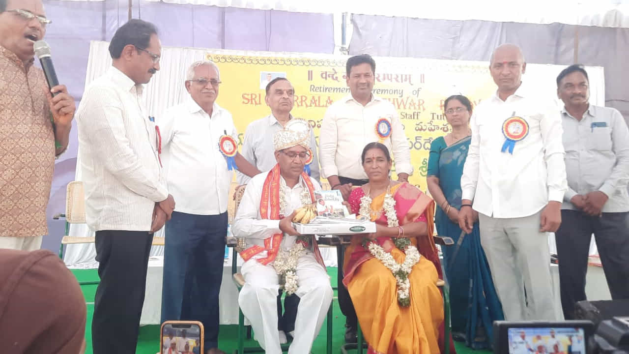 కరీంనగర్లోని ప్రభుత్వ జిల్లా విద్యా శిక్షణ సంస్థ (DIET)లో ఇంగ్లీష్ లెక్చరర్గా పనిచేసిన గుర్రం మహేశ్వర్ రెడ్డి పదవీ విరమణ పొందారు. 2014 నుంచి 2024 వరకు ఆయన వద్ద విద్యాభ్యాసం చేసిన పూర్వ విద్యార్థులు ఈ సందర్భంగా ప్రత్యేకంగా సమావేశమయ్యారు. తమ జీవితాల్లో గురువు అందించిన మార్గదర్శకత్వాన్ని గుర్తు చేసుకుంటూ ఆయనకు ఎప్పటికీ గుర్తుండిపోయే కానుక ఇవ్వాలని నిర్ణయించారు.