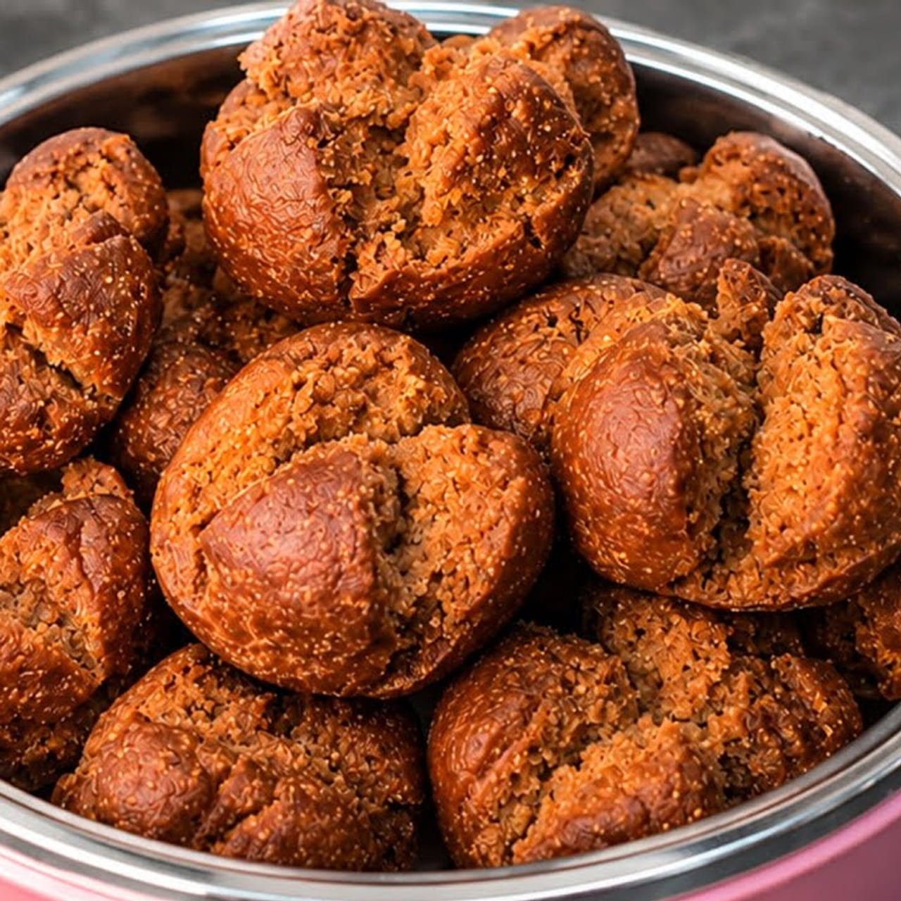 కావలసిన పదార్థాలు: 1 కప్పు గోధుమపిండి, ముప్పావు కప్పు తురిమిన బెల్లం, అర కప్పు బెల్లం కరిగించడానికి నీళ్లు,  2 టేబుల్ స్పూన్ల బొంబాయి రవ్వ, అర టీస్పూన్ యాలకుల పొడి, చిటికెడు ఉప్పు, పావు టీస్పూన్ బేకింగ్ పౌడర్, అర టీస్పూన్ నెయ్యి, డీప్ ఫ్రైకి సరిపడా నూనె 
