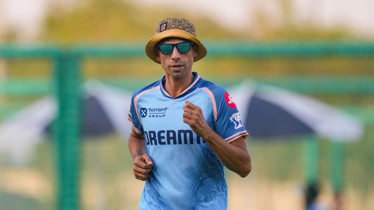 4. ఆశిష్ నెహ్రా: వేగవంతమైన బౌలర్ ఆశిష్ నెహ్రా (Ashish Nehra) కూడా గాయాలు, ఫిట్నెస్ సమస్యల కారణంగా తరచూ జట్టుకు దూరమయ్యాడు. 2011 ప్రపంచకప్ సెమీఫైనల్లో పాకిస్థాన్తో మ్యాచ్ ఆడిన తర్వాత నెహ్రా భారత జట్టుకు దూరమయ్యాడు. ఆ తర్వాత 2016 జనవరిలో ఆస్ట్రేలియాతో జరిగిన టీ20 సిరీస్లో తిరిగి జాతీయ జట్టులోకి వచ్చాడు. అంటే దాదాపు ఐదేళ్ల తర్వాత నెహ్రాకు టీమిండియాలో మళ్లీ అవకాశం లభించింది.