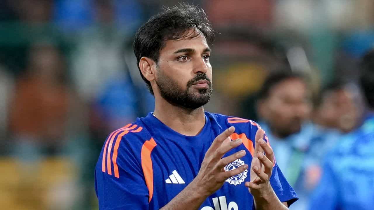 5. భువనేశ్వర్ కుమార్: స్వింగ్ బౌలింగ్కు పేరుగాంచిన భువనేశ్వర్ కుమార్ (Bhuvneshwar Kumar) కూడా దాదాపు నాలుగేళ్ల తర్వాత టీమిండియాకు తిరిగి వచ్చాడు. 2022 నవంబర్లో న్యూజిలాండ్తో జరిగిన మ్యాచ్లో భువనేశ్వర్ చివరిసారిగా భారత్ తరఫున టీ20 అంతర్జాతీయ మ్యాచ్ ఆడాడు. ఆ తర్వాత అతడు జాతీయ జట్టుకు దూరమయ్యాడు. ఇప్పుడు సుదీర్ఘ విరామం తర్వాత మళ్లీ భారత టీ20 జట్టులోకి పునరాగమనం చేశాడు.