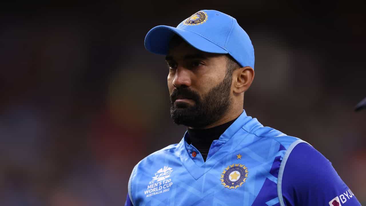 6. దినేశ్ కార్తీక్: వికెట్ కీపర్ బ్యాటర్ దినేశ్ కార్తీక్ (Dinesh Karthik) 2014లో తన చివరి వన్డే మ్యాచ్ ఆడాడు. ఆ తర్వాత 2017 జూలైలో వెస్టిండీస్తో జరిగిన వన్డే సిరీస్ సందర్భంగా మళ్లీ భారత జట్టులో చోటు దక్కించుకున్నాడు. అంటే దినేశ్ కార్తీక్ కూడా మూడేళ్లకు పైగా విరామం తర్వాత వన్డే జట్టులోకి తిరిగి వచ్చాడు.