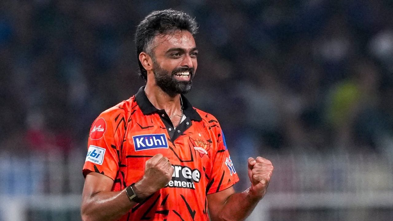 1. జయదేవ్ ఉనద్కట్: టీమిండియాకు దూరమైన తర్వాత అత్యంత సుదీర్ఘ కాలం ఎదురుచూసిన ఆటగాళ్ల జాబితాలో జయదేవ్ ఉనద్కట్ (Jaydev Unadkat) ముందుంటాడు. 2010 డిసెంబర్లో దక్షిణాఫ్రికాతో సెంచూరియన్లో జరిగిన టెస్టు మ్యాచ్తో ఉనద్కట్ అంతర్జాతీయ టెస్టు అరంగేట్రం చేశాడు. అయితే ఆ తర్వాత మరో టెస్టు మ్యాచ్ ఆడేందుకు అతడు ఏకంగా 12 ఏళ్లు వేచి చూడాల్సి వచ్చింది. 2022 డిసెంబర్లో బంగ్లాదేశ్తో జరిగిన టెస్టు సిరీస్లో ఉనద్కట్కు మళ్లీ భారత జట్టులో చోటు లభించింది. అంటే తన తొలి టెస్టు తర్వాత దాదాపు 12 ఏళ్లకు అతడు మరోసారి టెస్టు మ్యాచ్ ఆడాడు.