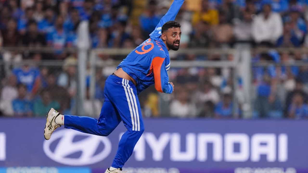7. వరుణ్ చక్రవర్తి: మిస్టరీ స్పిన్నర్ వరుణ్ చక్రవర్తి (Varun Chakravarthy) 2021 టీ20 ప్రపంచకప్లో భారత జట్టుకు ప్రాతినిధ్యం వహించాడు. ఆ తర్వాత అతడిని జాతీయ జట్టు నుంచి తప్పించారు. మళ్లీ టీమిండియాలోకి రావడానికి వరుణ్ దాదాపు మూడేళ్లు వేచి చూడాల్సి వచ్చింది. 2024 అక్టోబర్లో బంగ్లాదేశ్తో జరిగిన టీ20 సిరీస్లో అతడికి మరోసారి భారత జట్టులో ఆడే అవకాశం లభించింది.