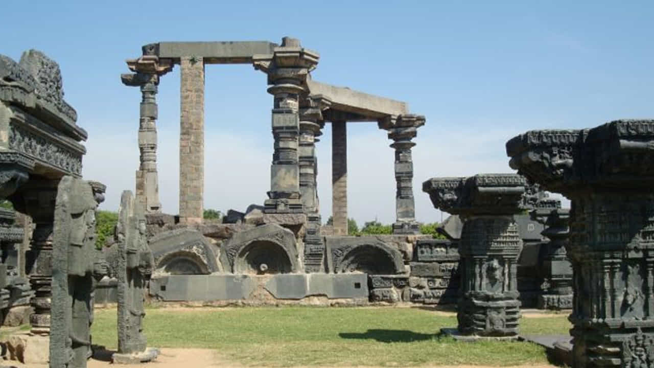 వరంగల్ కోట, రామప్ప : అలాగే పిల్లలకు కాకతీయుల అద్భుతమైన కట్టడాలను చూపెట్టాలి అనుకున్నా, ఆ ప్రదేశాలను మీరు కూడా చుట్టిరావాలి అనుకుంటే తప్పకుండా వరంగల్ వెళ్లాల్సిందే. ఇక్కడ చూడాల్సిన అందమైన ప్రదేశాలు చాలా ఉన్నాయి. పాకాల సరస్సు, వరంగల్ కోటా, భద్రకాళి టెంపుల్, లక్నవరం చెరువు, బొగత జలపాతం అన్నీ కూడా సులభంగా చుట్టేయవచ్చును.