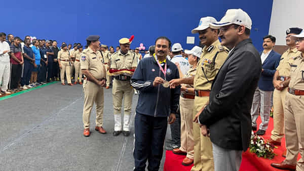 టేబుల్ టెన్నిస్లో ట్రాఫిక్ డీఎస్పీకి బంగారు పతకం.. అభినందించిన డీజీపీ