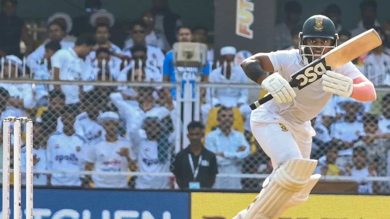 గెబార్హాలో ఆస్ట్రేలియాతో జరిగిన రెండో టెస్టు మ్యాచ్ తొలి ఇన్నింగ్స్లో మొదట బ్యాటింగ్ చేసిన దక్షిణాఫ్రికా కెప్టెన్ టెంబా బవుమా, చారిత్రాత్మక శతకం సాధించి జట్టును పటిష్టమైన స్థితికి చేర్చాడు.