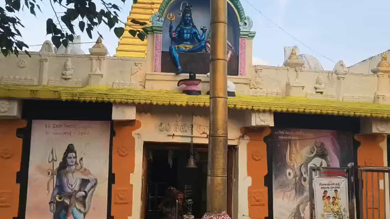 హనుమకొండ జిల్లా కాజీపేట ప్రాంతంలోని శ్రీ మెట్టుగుట్ట రామలింగేశ్వర క్షేత్రంలో ఈ వింత ఆశ్చర్య పరుస్తోంది.. శివాలయం - రామాలయం ఒకేచోట ఎదురెదురుగా ఉంటాయి కాబట్టి రామలింగేశ్వర క్షేత్రం అంటారు..ఇక్కడ త్రేతాయుగం,, ద్వాపరయుగం నాటి ఆనవాళ్లు చాలా కనిపిస్తాయి.. 55 ఎకరాల విస్తీర్ణం, 120 మీటర్ల ఎత్తులో గుట్టపై వెలసిన ఈ ఆలయానికి దక్షిణకాశీగా ప్రత్యేక గుర్తింపు ఉంది. ఇక్కడ నుండి కాశీ వరకు జలమార్గం ఉందని ప్రాచుర్యంలో ఉంది. ద్రాబాద్ నుండి వరంగల్ కు వచ్చే జాతీయ రహదారిపై వరంగల్ కు ముఖ ద్వారంలా.. ఎంట్రెన్స్ లోనే మడికొండ వద్ద ఈ ఆలయం ఉంటుంది. గుట్టపై రెండు ఎత్తైన శిఖరాలు కనిపిస్తాయి. రెండు వరసల్లో రాళ్ళను ఒకదాని పై మరొకటి పేర్చిన ఆనవాళ్లు కనిపిస్తాయి.. 168 మీటర్ల ఎత్తులో ఉండే వీటిని దొంతులమ్మ గుండ్లు అంటారు. బీముని బార్య హిడింబి గచ్చకాయలు ఆడుకుంటూ వీటిని ఇలా రెండు వరదల్లో పేర్చినట్లు చరిత్ర ప్రచారంలో ఉంది.