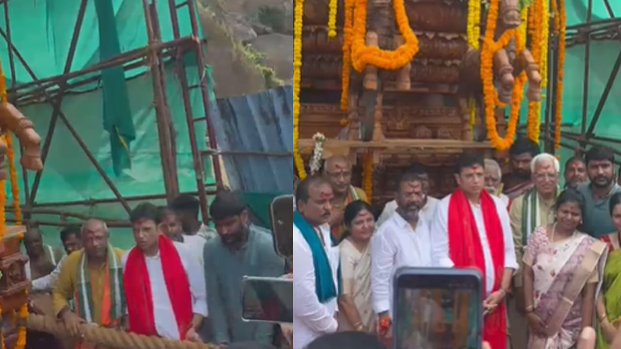 తెలంగాణ రాష్ట్రంలోని చాలా దేవాలయాలు కొత్తరూపు దిద్దుకుంటున్నాయి..మాడవీధుల నిర్మాణం ద్వారా ఆధ్యాత్మిక శోభ వెల్లివిరియనుంది.. అయితే రాష్ట్రంలోనే మొట్ట మొదట భారీరథం వరంగల్ లోని శ్రీ భద్రకాళి అమ్మవారి ఆలయంలో రూపుదిద్దుకుంది.. స్థానిక ఎమ్మెల్యే నాయిని రాజేందర్ రెడ్డి ఆయన స్నేహితులు, MLC పోచంపల్లి శ్రీనివాసరెడ్డి ఇతర దాతలు అంతా కలిసి కోటి రూపాయల విరాళంతో అమ్మవారికి రథం కానుకగా సమర్పించారు.. ఈ భారీ రథాన్ని తెలంగాణ రాష్ట్ర ఐటీ మినిస్టర్ దుద్దిళ్ల శ్రీధర్ బాబు, MLA నాయిని రాజేందర్ రెడ్డి దంపతుల చేతుల మీదుగా ప్రారంభించారు .
