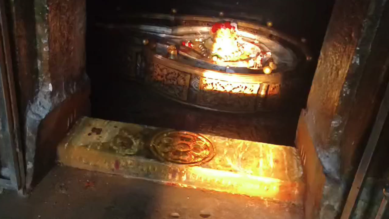 పడమర ముఖంగా వెలసిన ఈ శైవక్షేత్రంలో మాటలకు అంతుచిక్కని వింత ప్రతి ఒక్కరినీ ఆశ్చర్య పరుస్తుంది. ఈ గుడిలోని స్వయంభు శివ లింగాన్ని దర్శించు కోవాలనుకుంటే భక్తులు మూడు  ద్వారాలు దాటాలి.. గర్భగుడి ద్వారం అత్యంతి కిందకు ఉంటుంది. ఈ గుడికి అభిముఖంగా అతిపురాతన రామాలయం ఉంటుంది. రెండు గుడులు, మూడు ధ్వజ స్తంభాలు ఒకేచోట ఎదురెదురుగా ఉంటాయి. ఇక్కడ మాయో.. ఆ పరమేశ్వరుడి మహత్యమో లేక నిర్మాణంలో ఇంజనీరింగ్ అద్భుతమో ఏమో కానీ సూర్యకిరణాల మహత్యం భక్తులను ఆశ్చర్యానికి గురి చేస్తుంది.. సూర్యాస్తమయ సమయంలో నేరుగా సూర్య కిరణాలు గర్భగుడిలోని శివ లింగంపై వాలుతున్నాయి.
కేవలం బాద్రపదమాసంలో మాత్రమే 10 నుండి 15 రోజుల పాటు ఈ వింత కనువిందు చేస్తుంది. ఎదురుగా ఉన్న రామాలయం ఈ శైవక్షేత్రం కంటే ఎత్తులో ఉంటుంది.. ఈ శైవక్షేత్రానికి అభిముఖంగా తూర్పు వైపు ఉంటుంది. కానీ ఆ గుడి పై నుండి నేరుగా గర్భగుడిలోని స్వయంభూ లింగంపై సూర్య కిరణాలు పడడం అంతా శివుడి మహత్యమని బావిస్తున్నారు. డి ముందు దొంతులమ్మ గుండ్లు ఉంటాయి.. ఎవరో రెండు వారసల్లో రాళ్ళు పేర్చినట్లు కనిపిస్తాయి.హైద్రాబాద్ నుండి వరంగల్ సిటీకి ఎంట్రయ్యే ప్రతి ఒక్కరిని ఈ దొంతులమ్మ గుండ్లు ఆశ్చర్య పరుస్తాయి. ఆ రెండు దొంతులమ్మ గుండ్ల మధ్య నుండి సూర్య కిరణాలు నేరుగా గర్భగుడిలోని స్వయంభూ లింగంపై పడతాయి.