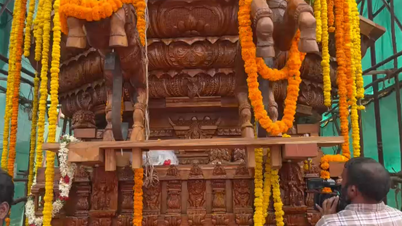 
భద్రకాళి అమ్మవారి ఆలయ చరిత్రలో అద్భుత ఘట్టం ఆవిష్కృతం అయింది..ఒక రతం మీద శాశ్వత సేవలు నిర్వహించనున్నారు..ఈ రథం ప్రత్యేకతలు ఏంటి..! మాడవీధుల్లో ఎప్పటినుండే రథోత్సవాలు ప్రారంభం కానున్నాయి..! అని భక్తజనమంతా  ఉత్కంఠగా.. భక్తిభావంతో ఎదురు చూస్తున్నారు. బహుశా తెలంగాణ రాష్ట్రంలోనే అతిపెద్ద రథం భద్రకాళి అమ్మవారి ఆలయానికి మాత్రమే స్వంతం..27 పిట్ల ఎత్తుతో రథం.. పైన మూడు ఫీట్లు ఎత్తు కలశంతో కలిపి మొత్తం 30 ఫీట్ తో భారీ రతం సిద్ధమయ్యింది..మూలా నక్షత్రం కలిసి రావడంతో మంత్రి చేతుల మీదుగా ఈ రోజు రథాన్ని ప్రారంభించి ఉత్సవాలకు అంకితం చేశారు..  ఆలయ ప్రాంగణంలో ఆధ్యాత్మిక వాతావరణం నెలకొంది..