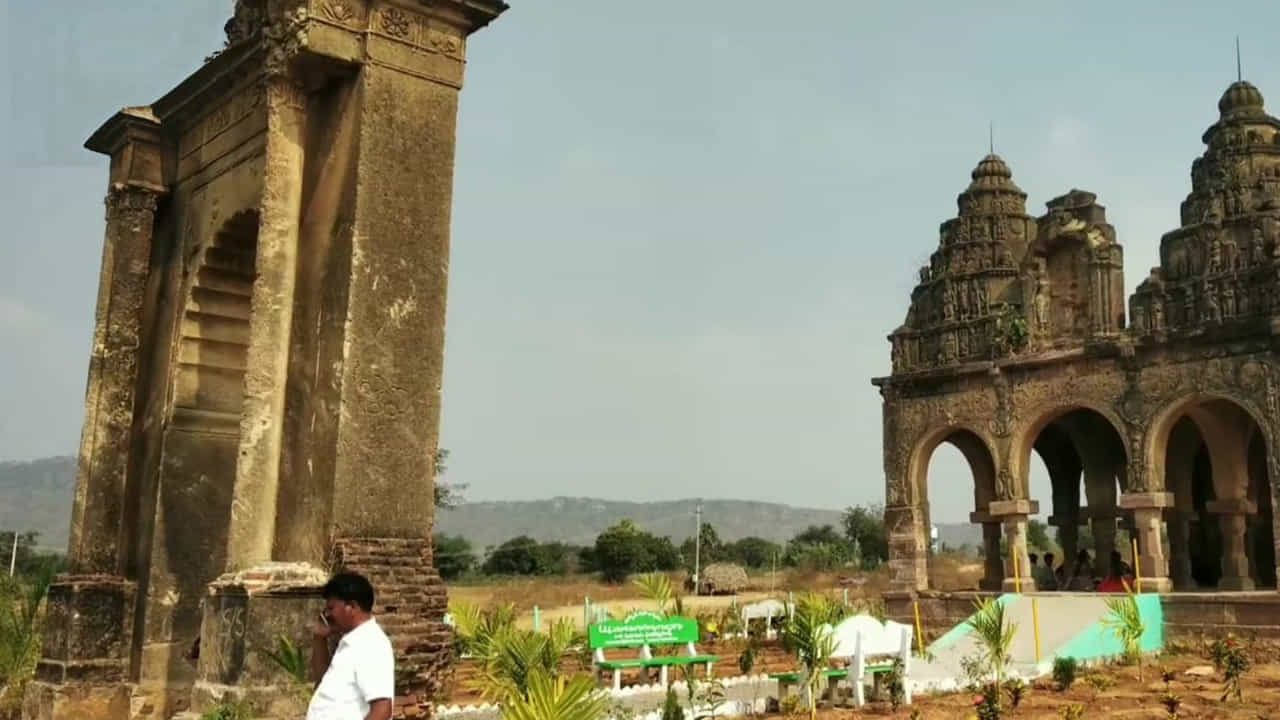 ఈ ఆలయంలో ఆండాళమ్మ తల్లి విగ్రహాన్ని ప్రతిష్ఠించాలని లక్ష్మీకాంతారావు, ఆయన తండ్రి సంకల్పించారు. అంతేకాదు.. రంగనాయక స్వామి ఆలయం నుంచి ఆండాళమ్మ ఆలయం వరకు రోప్వే నిర్మించాలనే ఆలోచన కూడా చేశారు. ఇందుకోసం హైదరాబాద్ నుంచి ఇంజనీర్లను పిలిపించాలని ప్రయత్నించినట్లు చెబుతారు. అయితే ఇంజనీర్లు రాకపోవడంతో రోప్వే నిర్మాణం ముందుకు సాగలేదు. మరోవైపు అమ్మవారి విగ్రహ ప్రతిష్ఠాపన కూడా జరగలేదు. ఆ తర్వాతి కాలంలో సంస్థానాధీశుల వారసులు సైతం ఈ విషయంపై దృష్టి సారించకపోవడంతో ఆలయం అసంపూర్తిగానే మిగిలిపోయింది.