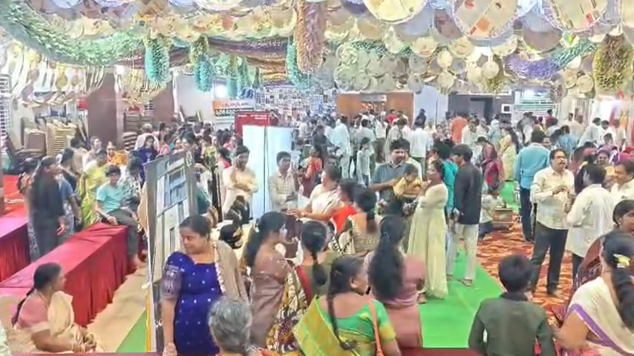 ధనలక్ష్మి రూపంలో వెలిగిపోతున్న వాసవీ మాతను దర్శించుకునేందుకు భీమవరం పరిసర ప్రాంతాల నుంచే కాక ఇతర ప్రాంతాల నుంచి కూడా భక్తులు భారీ సంఖ్యలో తరలివచ్చారు. ఉత్సవాల్లో భాగంగా ప్రతిరోజూ సాయంత్రం మహిళలు పెద్దఎత్తున కుంకుమ పూజలు నిర్వహిస్తున్నారు.