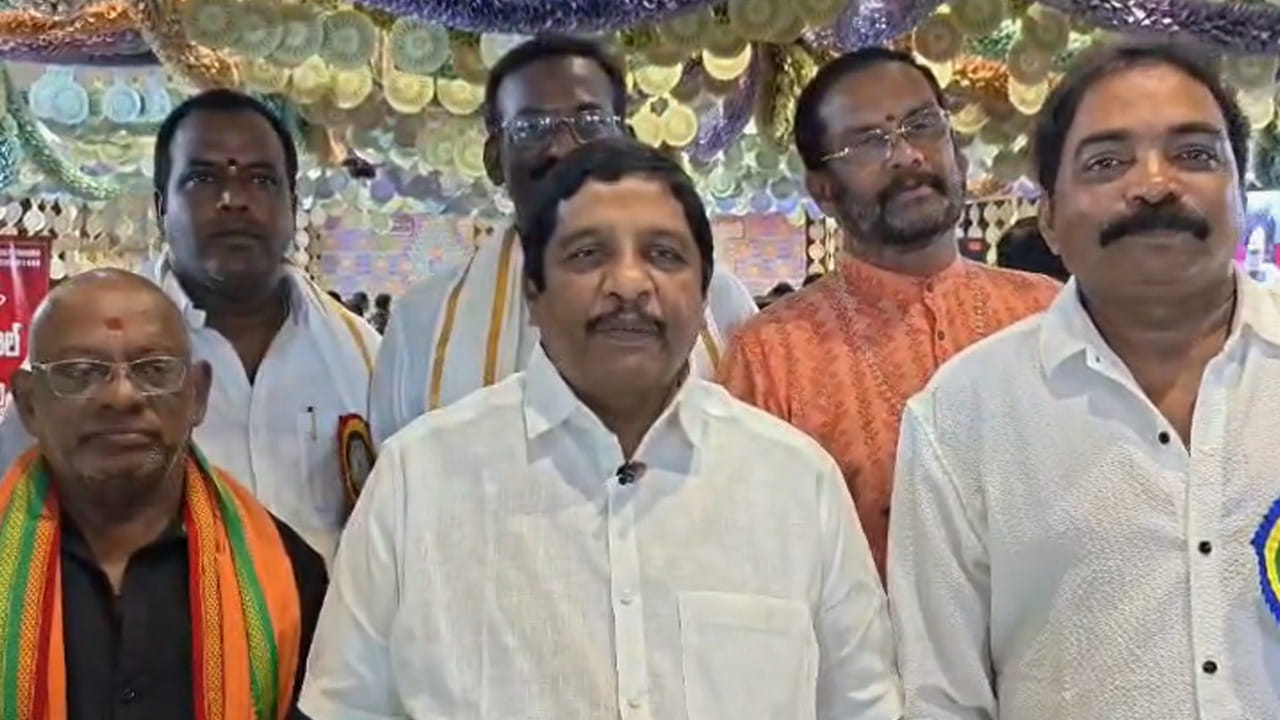  అమ్మవారి దర్శనార్థం విచ్చేసిన భక్తులందరికీ నిర్వాహకులు ఎటువంటి అసౌకర్యం కలగకుండా ప్రత్యేక ఏర్పాట్లు చేసి, తీర్థ ప్రసాదాలను ఉచితంగా పంపిణీ చేశారు.