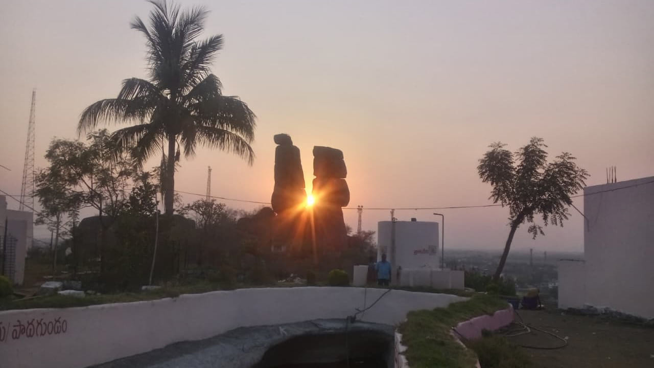 అది మహత్యమా..! లేక మాటలకు అంతుచిక్కని ఇంజనీరింగ్ అద్భుతమా..! ఆ వింతచూసిన ఎవరికైనా ఆశ్చర్యం.. గూజ్ బామ్స్ తప్పవు.. ఏడాది వ్యవధిలో కేవలం బాద్రపదం మాసంలో మాత్రమే 15రోజుల పాటు కనిపించే సూర్యకిరణాల మహత్యం ప్రతి ఒక్కరినీ ఆశ్చర్య పరుస్తున్నాయి.. ఆ కిరణాలు నేరుగా గర్భగుడిలోని స్వయంభూలింగంపై పడి ఆ లింగానికి పుణఃశక్తిని ప్రసాదిస్తుంది.. ఏడాదిలో కేవలం  15 రోజుల మాత్రమే సాక్షాత్కరించే ఆ వింత ఎక్కడ జరుగుతుంది..! ఆ గుడి మహత్యం..ఏంటి..! నిర్మాణంలో ఏదైనా విశిష్టత ఉందా..! 
