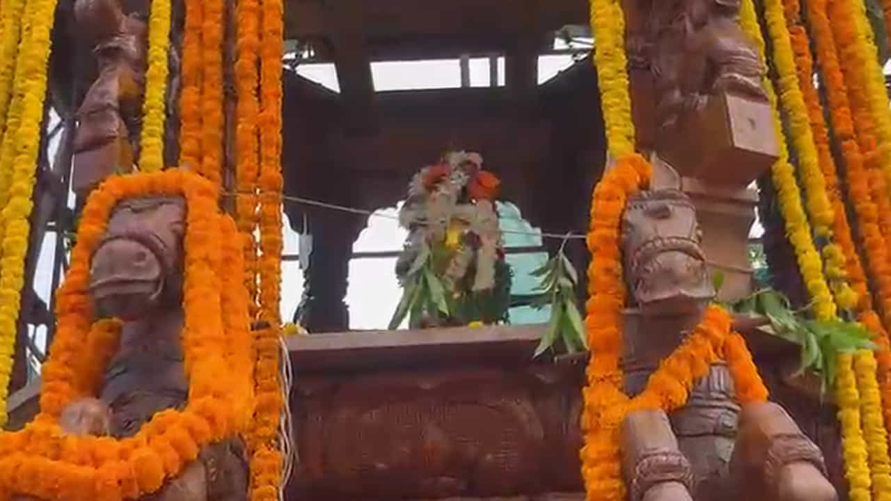 తెలంగాణ రాష్ట్రంలోనే అతిపెద్ద రథం.. ఊరంతా ఏకమయ్యే ఉత్సవం. భద్రకాళి అమ్మవారికి అపురూప కీర్తి మకుటం సాంప్రదాయ శిల్పకళతో తయారుచేసిన భారీ రథం రెడీ అయ్యింది. మూల నక్షత్రం రోజున మహా వైభవంగా మొట్టమొదట రథాన్ని ప్రారంభించి ఇకపై మాడవీధుల్లో రాతోత్సవాలకు సర్వం సిద్ధం చేస్తున్నారు..30 ఫీట్ల ఎత్తుతో రూపుదిద్దుకున్న హ్యాండ్ మేడ్ రథం ప్రత్యేకతలు ఏంటి..! కలపలో కళ.. రథంలో భక్తి భావం.