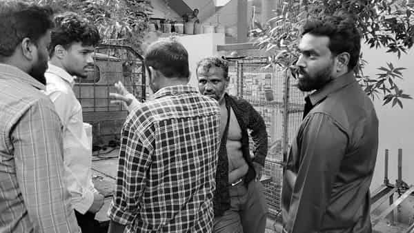 స్నేహితుల మధ్య వివాదం.. విద్యుత్ స్తంభానికి రౌడీషీటర్ను కట్టేసిన బంధువులు!