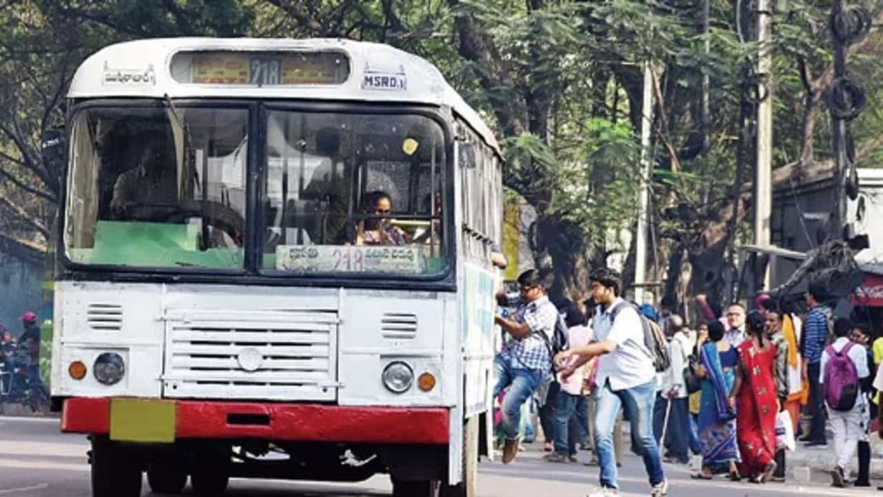 ఈ వీక్లీ పాస్ వల్ల ప్రయాణికులు ఏడు రోజుల వ్యవధిలో చేసే ప్రతి ప్రయాణానికి వేర్వేరుగా టికెట్లు కొనుగోలు చేయాల్సిన అవసరం ఉండదు. ఒక్కసారి పాస్ తీసుకుంటే ఏడు రోజుల పాటు నగరంలో ఏ సిటీ బస్సులోనైనా నిరభ్యంతరంగా, వేగంగా ప్రయాణించవచ్చు. ఈ వీక్లీ పాసులు నగరంలోని అన్ని సిటీ బస్ పాస్ కౌంటర్లలో అందుబాటులో ఉంటాయి. అవసరమైన వారు తమ సమీపంలోని బస్ పాస్ కౌంటర్లలో కొనుగోలు చేయవచ్చని యాజమాన్యం వెల్లడించింది.