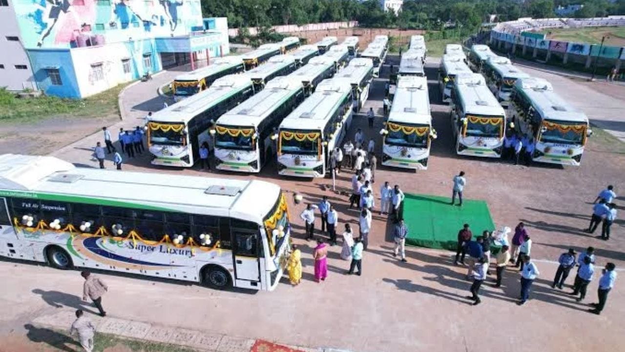 ప్రస్తుతం అందుబాటులో ఉన్న రోజువారీ పాస్, నెలవారీ పాస్ సౌకర్యాలకు అదనంగా, ప్రయాణికులకు మరొక చవకైన, అనుకూలమైన ప్రయాణ ఎంపికను అందించడానికి టీజీఎస్ ఆర్టీసీ ఈ సరికొత్త నిర్ణయానికి శ్రీకారం చుట్టింది. ముఖ్యంగా హైదరాబాద్ నగరంలో స్వల్పకాలిక బస కోసం వచ్చే పర్యాటకులకు, వ్యాపారవేత్తలకు, వారం రోజుల పాటు నిరంతరం క్యూర్ పరిధిలో ప్రయాణించాల్సిన వారికి ఇది ఎంతో ప్రయోజనకరంగా ఉంటుంది. 