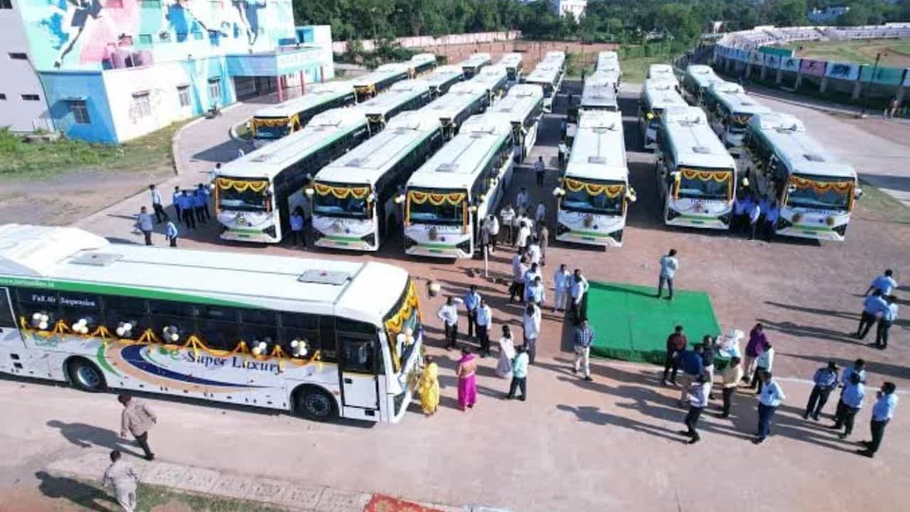 ప్రస్తుతం అందుబాటులో ఉన్న రోజువారీ పాస్, నెలవారీ పాస్ సౌకర్యాలకు అదనంగా, ప్రయాణికులకు మరొక చవకైన, అనుకూలమైన ప్రయాణ ఎంపికను అందించడానికి టీజీఎస్ ఆర్టీసీ ఈ సరికొత్త నిర్ణయానికి శ్రీకారం చుట్టింది. ముఖ్యంగా హైదరాబాద్ నగరంలో స్వల్పకాలిక బస కోసం వచ్చే పర్యాటకులకు, వ్యాపారవేత్తలకు, వారం రోజుల పాటు నిరంతరం క్యూర్ పరిధిలో ప్రయాణించాల్సిన వారికి ఇది ఎంతో ప్రయోజనకరంగా ఉంటుంది. 