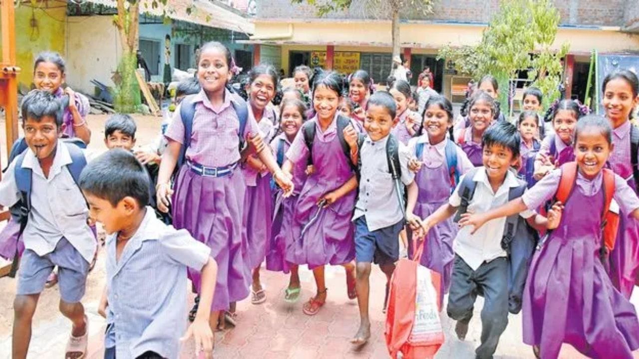 వచ్చే వారంలోనే నిధులు జమ అయ్యే అవకాశం ఉందని.. లేదంటే ఒకటి రెండు వారాల్లో లబ్ధిదారుల ఖాతాల్లో నగదు చేరే అవకాశం ఉందని అధికారులు అంచనా వేస్తున్నారు.ఇక నిధుల జమ సమయంలో ఎలాంటి ఇబ్బందులు తలెత్తకుండా లబ్ధిదారులు తమ వివరాలను ముందుగానే సరిచూసుకోవాలని అధికారులు సూచిస్తున్నారు.