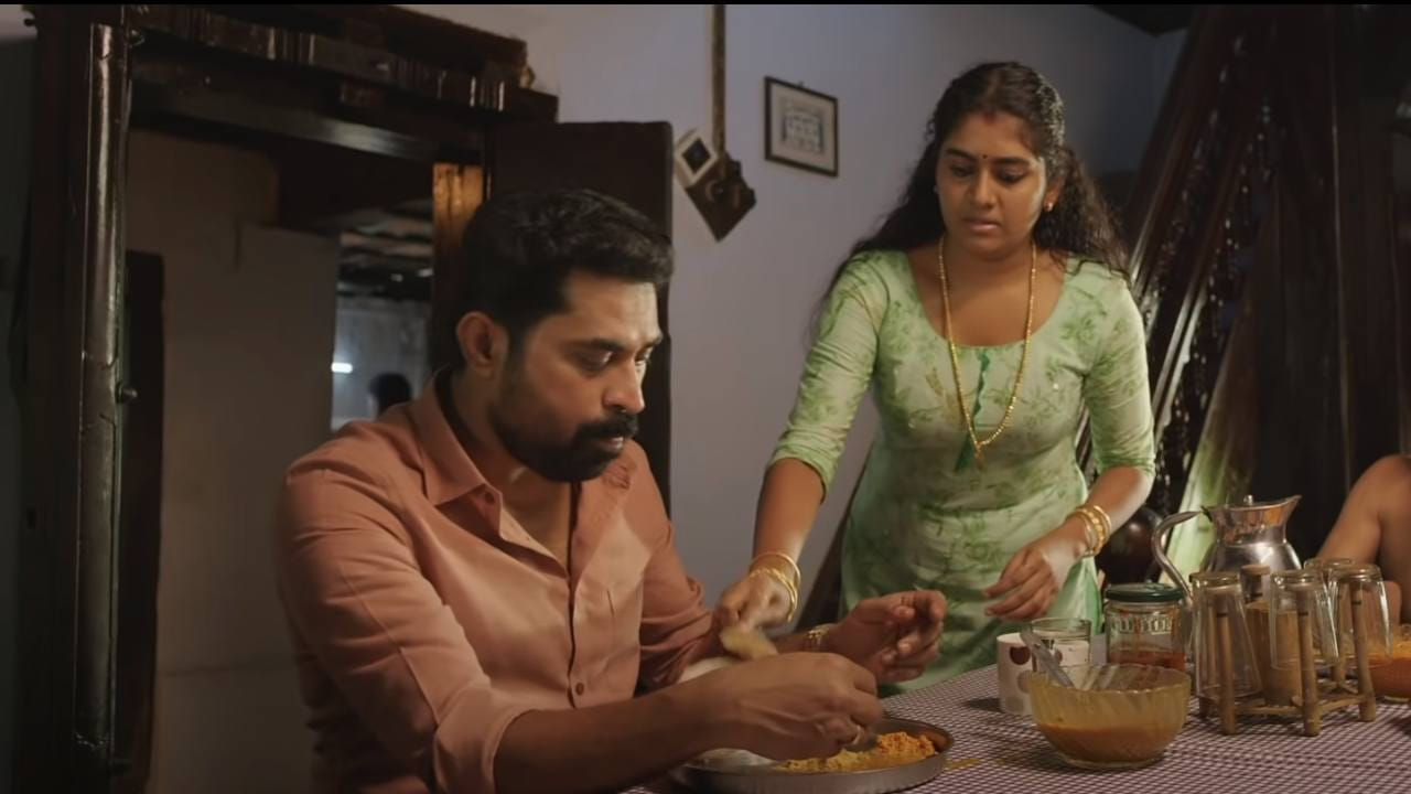 ది గ్రేట్ ఇండియన్ కిచెన్: మలయాళంలో వచ్చి సంచలనం సృష్టించిన ఈ సినిమాకు ఐఎమ్‌డీబీలో 8.1 పైగా రేటింగ్ ఉంది. పెళ్లయిన ఒక మహిళ ఇంట్లో వంటింటి పనులకే ఎలా పరిమితమైపోతుంది, పితృస్వామ్య వ్యవస్థలో ఆమె స్వేచ్ఛ ఎలా హరించబడుతుంది అనే అంశాన్ని చాలా సహజంగా చూపించారు. ఈ చిత్రం చూసిన తర్వాత ప్రతి ఇంట్లో వంటింటి పనుల విభజన , సమానత్వంపై భార్యాభర్తల మధ్య పెద్ద చర్చ నడవడం ఖాయం.