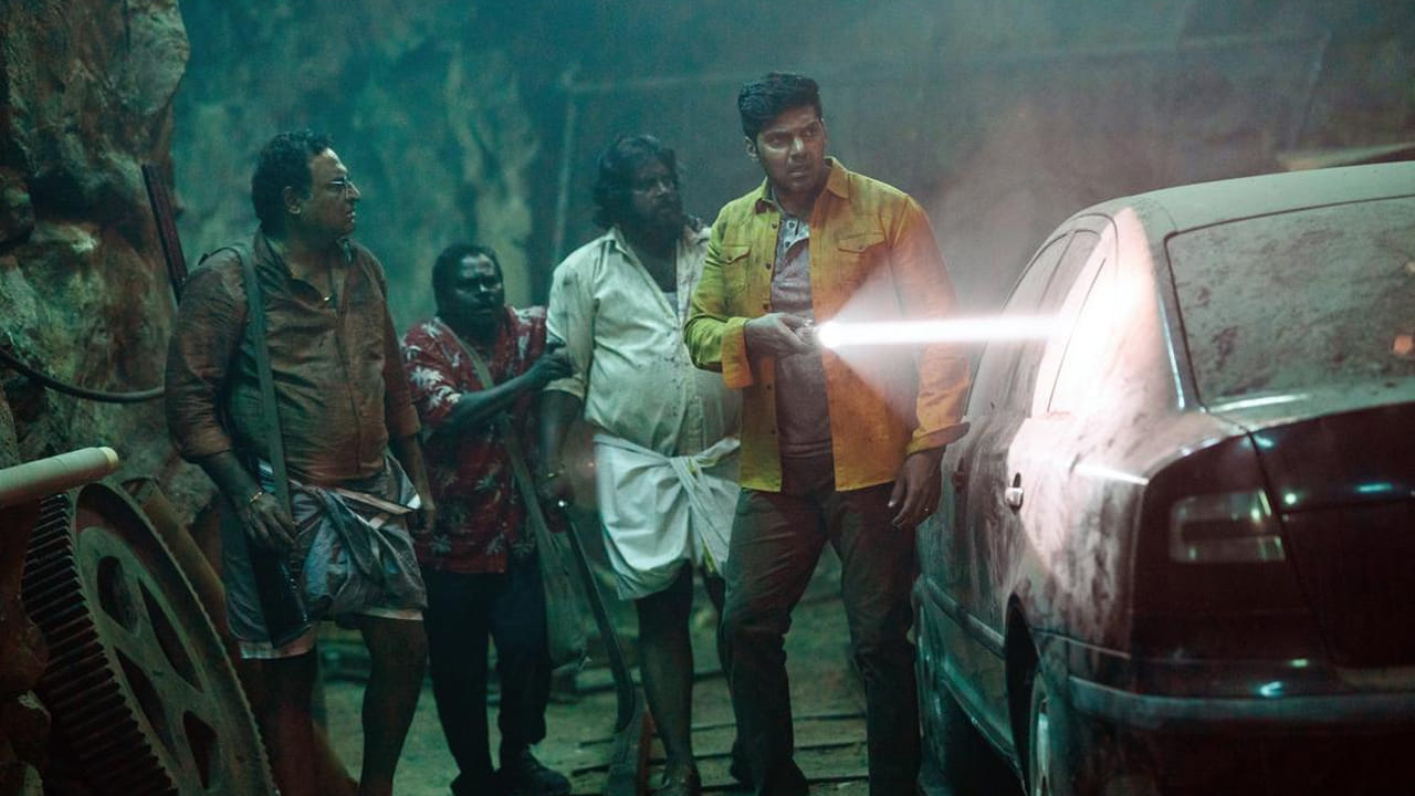 సాయం కోసం దగ్గరలోని గ్రామానికి వెళ్లిన గౌతమ్ భార్యాపిల్లలు అకస్మాత్తుగా మాయమవుతారు. అసలు ఆ గ్రామం వెనుక ఉన్న రహస్యం ఏంటి? అక్కడ సంచరించే వింత జీవులు, మ్యూటెంట్ల వెనుక ఉన్న సైన్స్ వెనుక కథ ఏంటి? అనే అంశాలను ఉత్కంఠభరితంగా ఆవిష్కరించారు. నటుడు ఆర్య డాక్టర్ గౌతమ్ పాత్రలో ఒదిగిపోయి నటించారు. తన కుటుంబాన్ని కాపాడుకోవడం కోసం ఆయన పడే తాపత్రయం, వింత ముప్పును ఎదుర్కొనే సన్నివేశాల్లో ఆయన నటన ప్రేక్షకులను ఆకట్టుకుంటుంది.
