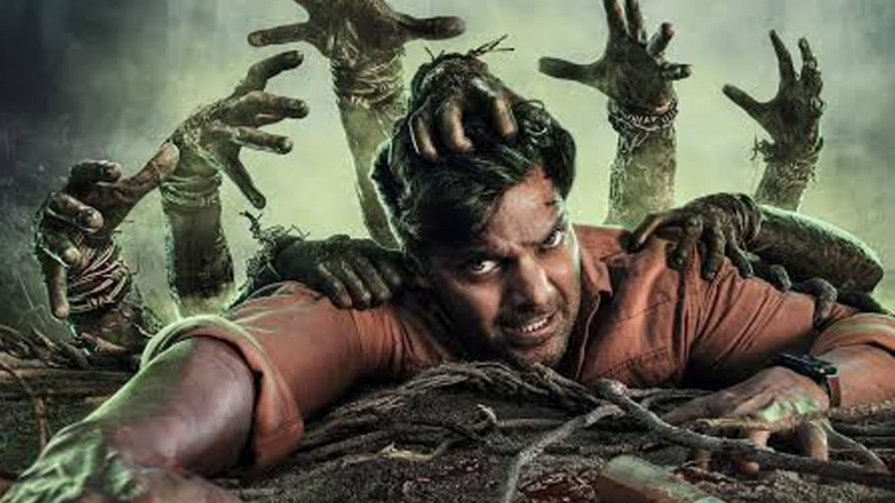 ఓటీటీ వేదికగా డిఫరెంట్ కాన్సెప్ట్ సిరీస్లు, సినిమాలు నిరంతరం ప్రేక్షకులను ఆకట్టుకుంటూనే ఉన్నాయి. ముఖ్యంగా సైన్స్ ఫిక్షన్, హారర్ థ్రిల్లర్ జోనర్లకు డిజిటల్ ప్లాట్ఫారమ్లలో ఎప్పుడూ విపరీతమైన డిమాండ్ ఉంటుంది. అందులో భాగంగా తమిళ నటుడు ఆర్య ప్రధాన పాత్రలో నటించిన పవర్ ప్యాక్డ్ సైన్స్ ఫిక్షన్ హారర్ థ్రిల్లర్ వెబ్ సిరీస్ 'ది విలేజ్' ఆడియెన్స్ దృష్టిని ఆకర్షిస్తోంది.