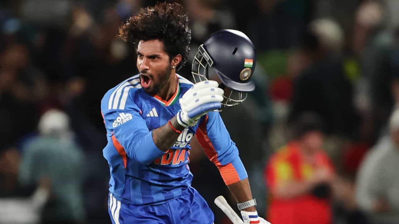 ఈ క్లిష్ట సమయంలో నమన్ ధీర్, ఆ తర్వాత తిలక్ వర్మ, నితీష్ రెడ్డి అద్భుతంగా బ్యాటింగ్ చేసి మ్యాచ్ గతిని మార్చారు. నమన్ ధీర్ 17 బంతుల్లో 31 పరుగులు చేసి స్కోరు బోర్డును పడిపోకుండా చూసుకున్నాడు. అయితే కీలక సమయంలో అవుటయ్యాడు. ఆ తర్వాత తిలక్ వర్మ, నితీష్ రెడ్డి కివీస్ బౌలర్లను సమర్థవంతంగా ఎదుర్కొని పోటాపోటీగా పరుగులు సాధించారు. చివరికి మరో బంతి మిగిలి ఉండగానే నాలుగు వికెట్ల తేడాతో టీమిండియా విజయం సాధించింది. తిలక్ వర్మ 26 బంతుల్లో 51 పరుగులతో నాటౌట్గా నిలవగా, నితీష్ రెడ్డి 18 బంతుల్లో 26 పరుగులు చేసి అజేయంగా నిలిచాడు.