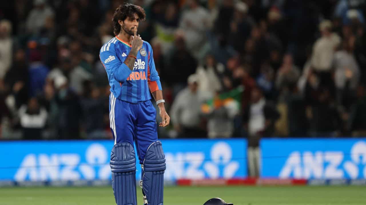 Tilak Varmas Match-Winning Knock: న్యూజిలాండ్తో జరిగిన రెండో టీ20లో టీమిండియా ఓ అద్భుత విజయాన్ని అందుకుంది. చివరి ఓవర్ వరకు ఉత్కంఠభరితంగా సాగిన ఈ మ్యాచ్లో యువ బ్యాట్స్మెన్ తిలక్ వర్మ కీలక పాత్ర పోషించాడు. నితీష్ రెడ్డితో కలిసి కీలక భాగస్వామ్యాన్ని నెలకొల్పి, భారత్ను విజయం వైపు నడిపించాడు. తొలుత బ్యాటింగ్ చేసిన న్యూజిలాండ్ ఐదు వికెట్ల నష్టానికి 180 పరుగులు చేసింది. అనంతరం బరిలోకి దిగిన టీమిండియాకు ఆదిలోనే ఎదురుదెబ్బ తగిలింది. ఒక దశలో 70 పరుగులకే ఐదు వికెట్లు కోల్పోయి పీకల్లోతు కష్టాల్లో పడింది.