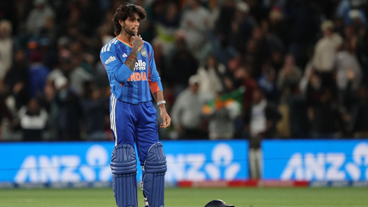 Tilak Varmas Match-Winning Knock: న్యూజిలాండ్తో జరిగిన రెండో టీ20లో టీమిండియా ఓ అద్భుత విజయాన్ని అందుకుంది. చివరి ఓవర్ వరకు ఉత్కంఠభరితంగా సాగిన ఈ మ్యాచ్లో యువ బ్యాట్స్మెన్ తిలక్ వర్మ కీలక పాత్ర పోషించాడు. నితీష్ రెడ్డితో కలిసి కీలక భాగస్వామ్యాన్ని నెలకొల్పి, భారత్ను విజయం వైపు నడిపించాడు. తొలుత బ్యాటింగ్ చేసిన న్యూజిలాండ్ ఐదు వికెట్ల నష్టానికి 180 పరుగులు చేసింది. అనంతరం బరిలోకి దిగిన టీమిండియాకు ఆదిలోనే ఎదురుదెబ్బ తగిలింది. ఒక దశలో 70 పరుగులకే ఐదు వికెట్లు కోల్పోయి పీకల్లోతు కష్టాల్లో పడింది.