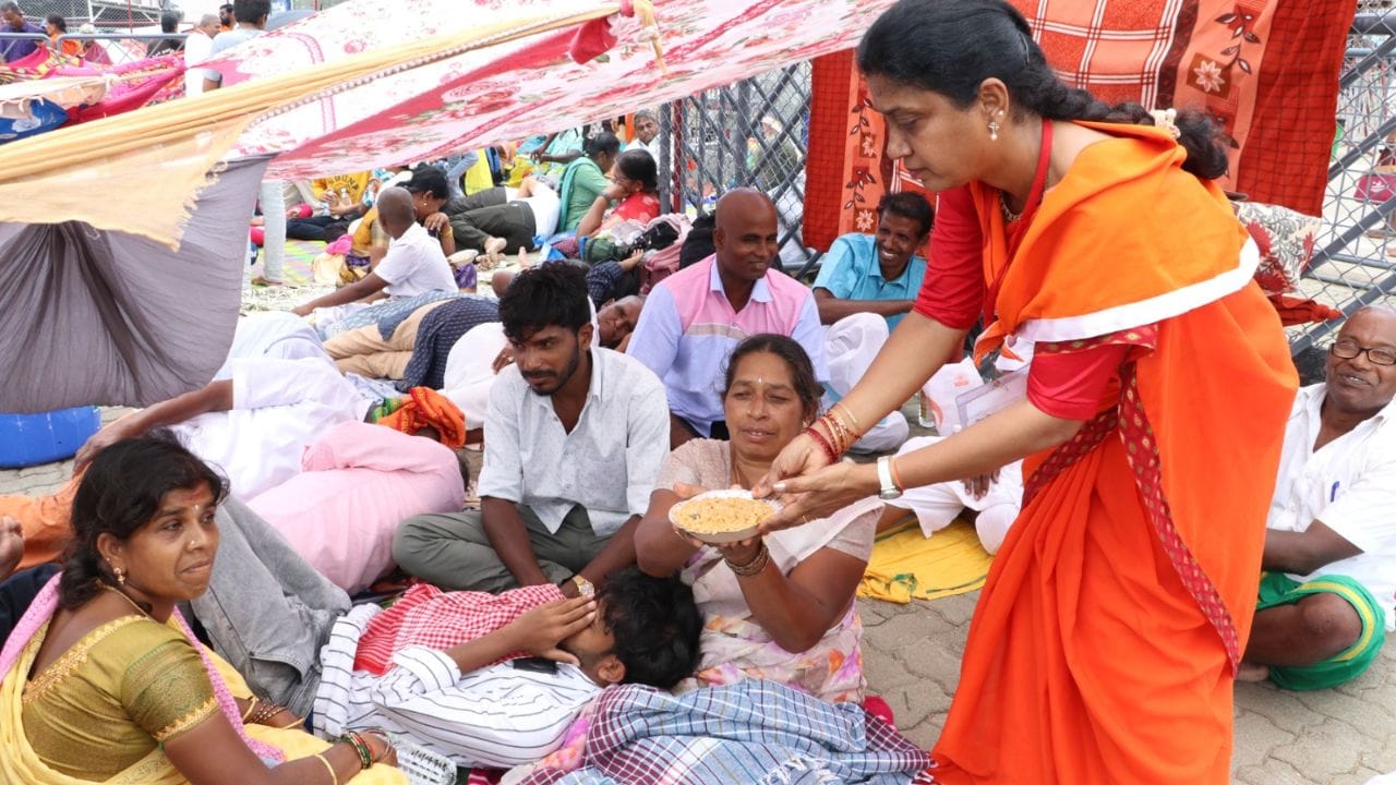 నిరంతరం శ్రమిస్తున్న సిబ్బంది, సేవకులు: భక్తులకు సేవలందించేందుకు టీటీడీ ఆధునిక సాంకేతికతను జోడిస్తోంది. 2024లో వకుళమాత సెంట్రలైజ్డ్ కిచెన్ ద్వారా అదనంగా 28 ప్రాంతాలకు ఆహార పంపిణీని విస్తరించింది. PAC-5 లో ఒకేసారి 1,500 మంది భోజనం చేసే డైనింగ్ హాళ్లను అందుబాటులోకి తెచ్చింది. రోజుకు 2 లక్షల మందికి సరిపడా ఆహారం వండే శాటిలైట్ ఆటోమేటెడ్ కిచెన్, MTVACలో ఆధునిక వంట పరికరాలు, విరాళాల కోసం క్యూఆర్ కోడ్ కియోస్క్‌లను ఏర్పాటు చేస్తోంది. ఈ మహా యజ్ఞంలో వెయ్యి మందికి పైగా అన్నప్రసాద విభాగం సిబ్బంది, మరో వెయ్యి మంది శ్రీవారి సేవకులు సమన్వయంతో నిరంతరం సేవలందిస్తున్నారు.