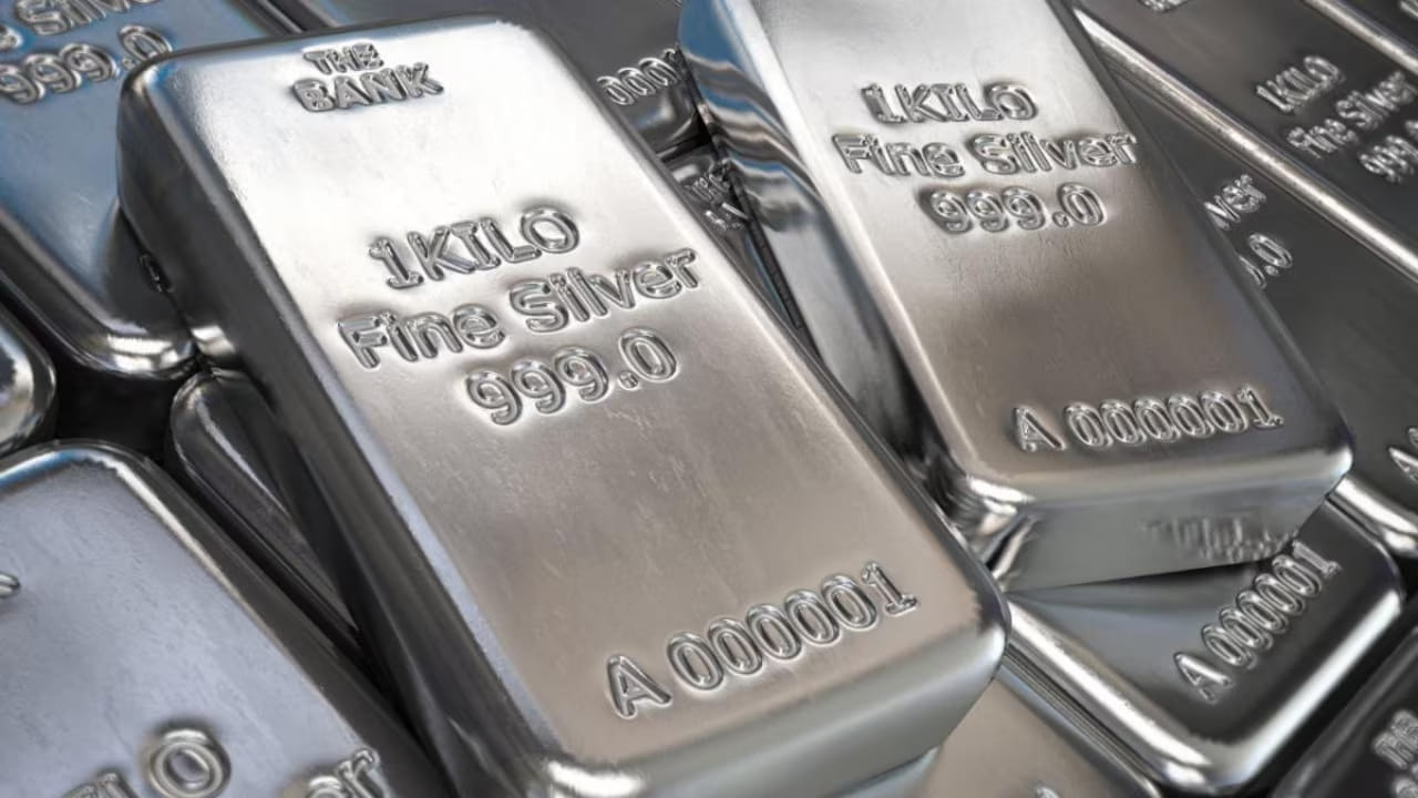 Gold, Silver Prices: పండుగ సీజన్లో బంగారం, వెండి ధరలు క్రమంగా పడిపోతున్నాయి. మల్టీ కమోడిటీ ఎక్స్ఛేంజ్ (MCX) నుండి దేశీయ మార్కెట్ వరకు విలువైన లోహాల ధరలు తీవ్రంగా పడిపోయాయి. గత వారం కేవలం నాలుగు రోజుల ట్రేడింగ్లోనే వెండి ధర పతనమైంది. దేశీయ మార్కెట్లో దాని ధర రూ.16,000 కంటే ఎక్కువ పడిపోయింది. ఈలోగా MCXలో వెండి ఇప్పుడు దాని గరిష్ట స్థాయి కంటే సుమారు రూ.2.24 లక్షలు తక్కువకు లభిస్తోంది. అదే సమయంలో బంగారం ధరలు కూడా కుప్పకూలిపోతున్నాయి.