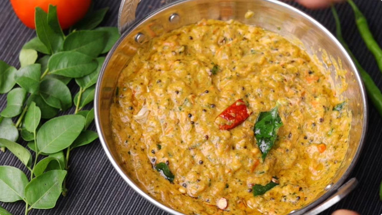 కావలసిన పదార్థాలు.. టమాటాలు – 5 (సుమారు 300-350 గ్రాములు, బాగా పండినవి), నూనె – 3-4 టేబుల్ స్పూన్లు, జీలకర్ర – 1 టీస్పూన్ (వేయించడానికి), పోపు కోసం కొద్దిగా, మెంతులు – ఒక చిటికెడు, ధనియాలు – 1 టీస్పూన్, పచ్చిమిర్చి – 6 (మీ కారానికి సరిపడా), వెల్లుల్లి రెబ్బలు – 5-6 (వేయించడానికి), 3 (పోపు కోసం దంచినవి), కొత్తిమీర – 1 చిన్న కట్ట (శుభ్రం చేసినది), చింతపండు – కొద్దిగా, పసుపు – 1/4 టీస్పూన్, ఉప్పు – రుచికి సరిపడా, ఆవాలు – పోపు కోసం, శనగపప్పు – పోపు కోసం, మినపప్పు – పోపు కోసం, ఎండుమిరపకాయలు – 2 (పోపు కోసం), ఇంగువ – ఒక చిటికెడు, కరివేపాకు – 1 రెమ్మ (పోపు కోసం).. చొప్పున తీసుకోవాలి.