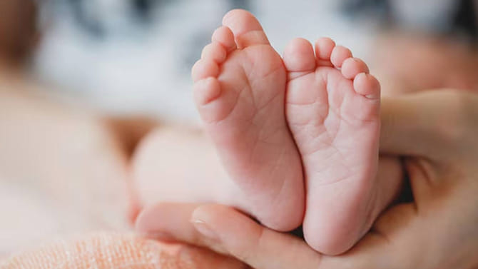 నీళ్ల బకెట్‌లో పడి ఏడాదిన్నర చిన్నారి మృతి..!