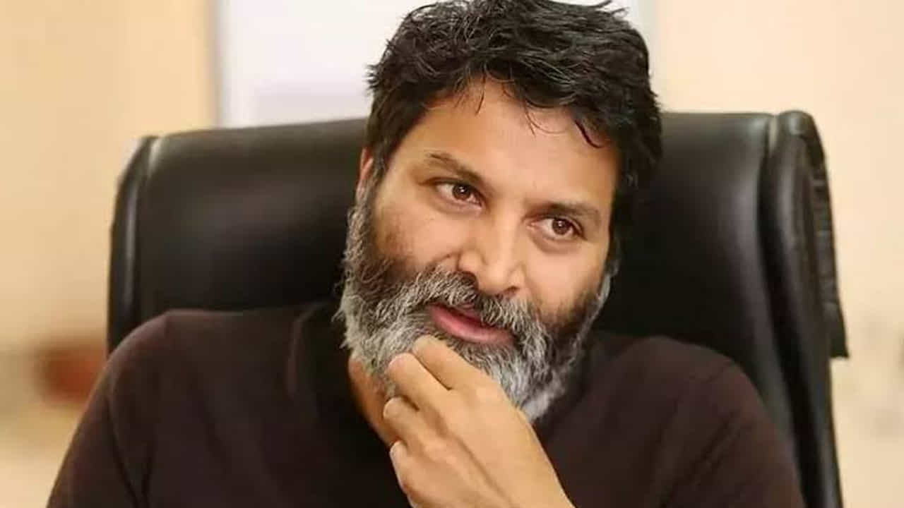 జీవితంలో ఎదగాలనుకునే ప్రతి ఒక్కరికీ ఉండాల్సిన మొదటి గుణం సమయపాలన (Punctuality) అలాగే క్రమశిక్షణ (Discipline). ఏ రంగంలోనైనా సరే సమయానికి విలువనిచ్చి, క్రమపద్ధతిలో పనిచేసేవారే అంతిమంగా విజయం సాధిస్తారని త్రివిక్రమ్ స్పష్టం చేశారు. అలాగే మనిషికి ఎప్పుడూ నిజాయితీ, ముక్కుసూటితనం చాలా ముఖ్యమని, ఇది సమాజంలో మనకు నమ్మకాన్ని తెచ్చిపెడుతుందని ఆయన పేర్కొన్నారు.