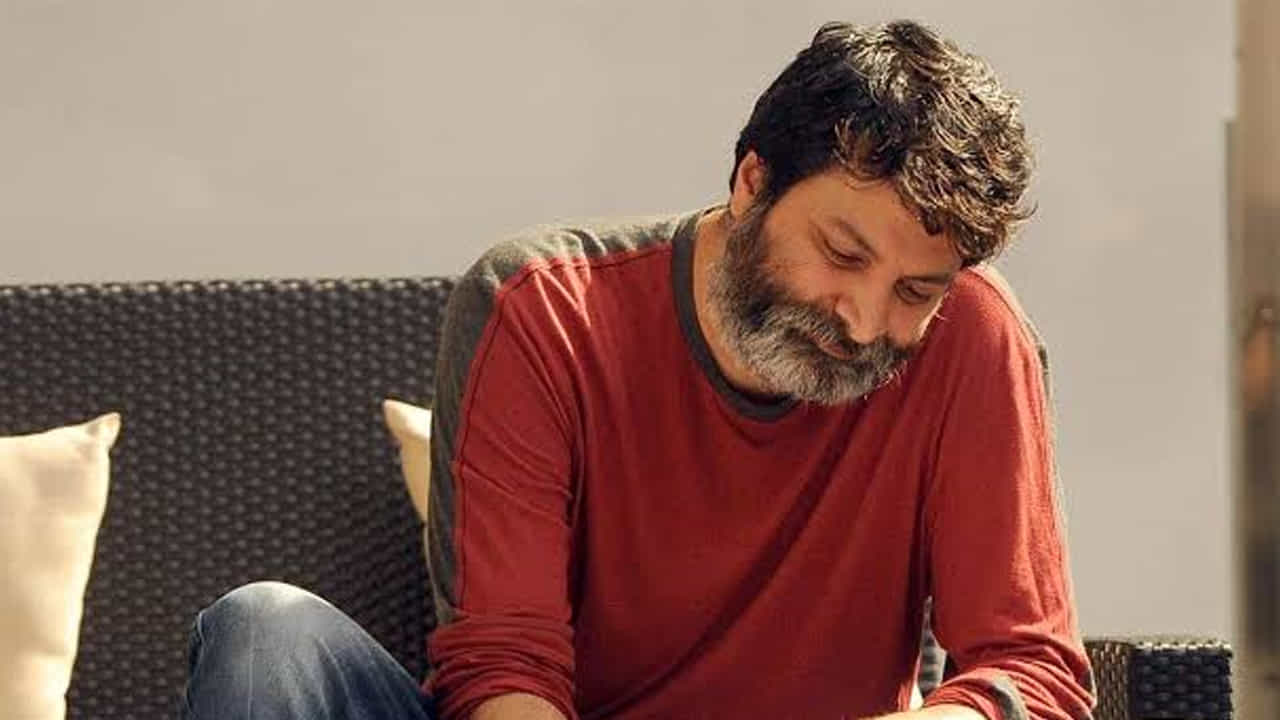 అనవసరమైన విషయాలపై తలదూర్చకుండా, మన పరిధి ఏమిటో తెలుసుకుని ముందుకు సాగడం గొప్ప లక్షణం. ప్రతి మనిషి జీవితంలో ఎన్నో సమస్యలు, విషయాలు ఎదురవుతుంటాయి. అయితే ఏది మనకు అవసరం, ఏది అనవసరం అనే విచక్షణ ఉండటం చాలా ముఖ్యం. అనవసరమైన విషయాలకు ప్రాధాన్యత ఇస్తూ సమయాన్ని వృధా చేసుకోకూడదని, మన లక్ష్యం ఏదో దానిపైనే పూర్తి ఏకాగ్రత పెట్టాలని త్రివిక్రమ్ హితవు పలికారు.