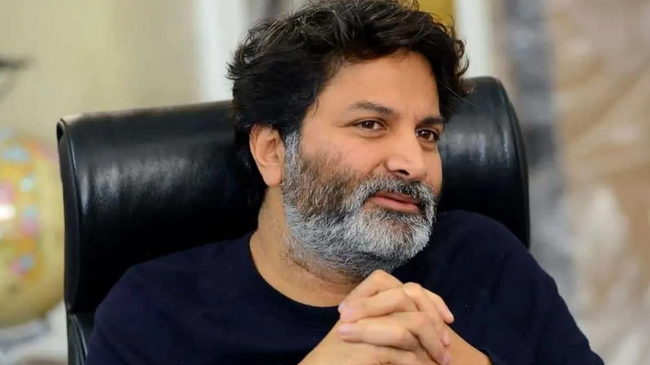 ప్రస్తుతం త్రివిక్రమ్ తెరకెక్కిస్తున్న సినిమా ఆదర్శ కుటుంబం. విక్టరీ వెంకటేశ్ కథానాయకుడిగా నటిస్తున్న ఈ చిత్రంలో శ్రీనిధి శెట్టి కథానాయికగా నటిస్తుంది. ఈ చిత్రాన్ని ముందుగా అక్టోబర్ 9న విడుదల చేయాలనుకున్నారు. కానీ అనుహ్యంగా ఈ మూవీ వాయిదా పడడం అభిమానులకు తీవ్ర నిరాశకు గురి చేసింది. ఈ సినిమాకు సంబంధించిన పోస్ట్ ప్రొడక్షన్ పనులు పూర్తి కాకపోవడంతోనే విడుదలకు వాయిదా వేయాల్సి వచ్చినట్లు తెలుస్తోంది.