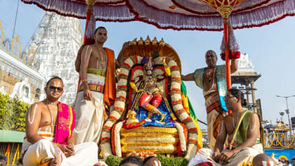 చిన్నశేష వాహనంపై ద్వారకా శ్రీకృష్ణుడి అలంకారంలో మలయప్పస్వామి..